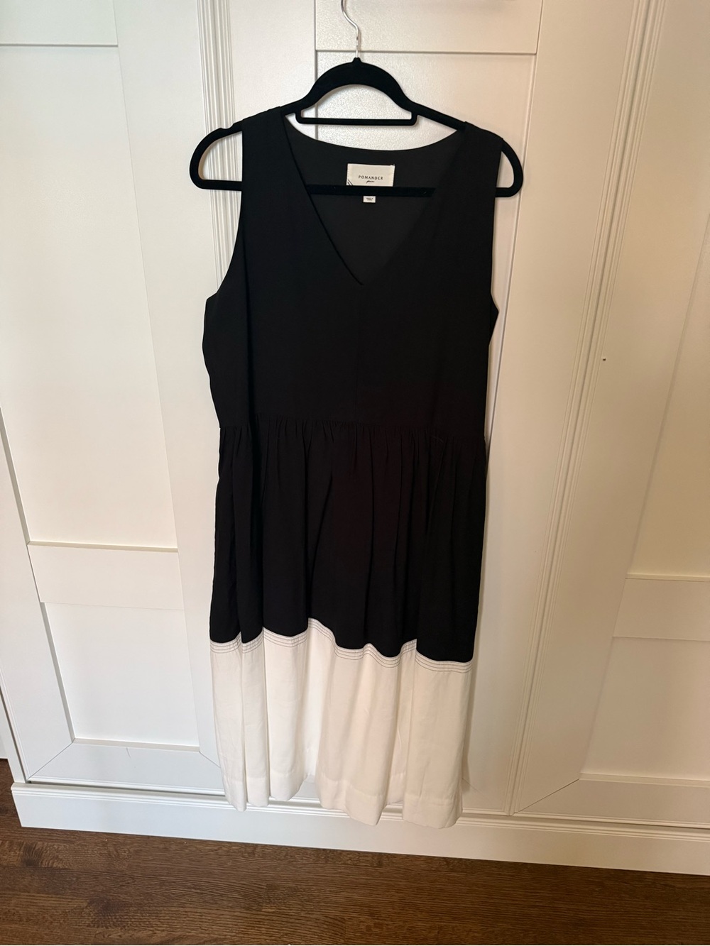 Pomander Place Black and White Sleeveless V-Neck Colorblock Dress